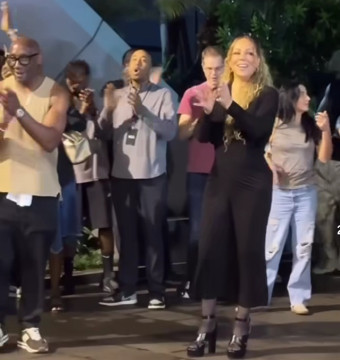 Mariah Carey dan staf memberi reaksi hangat saat disambut dengan Ondel-ondel ketika tiba di Jakarta. [Instagram]